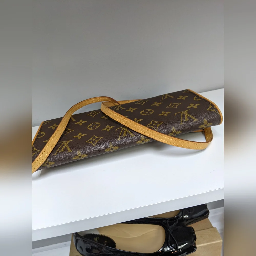 Vintage Louis Vuitton Pochette  "LIVE SHOW TODAY" - Picture 10 of 11
